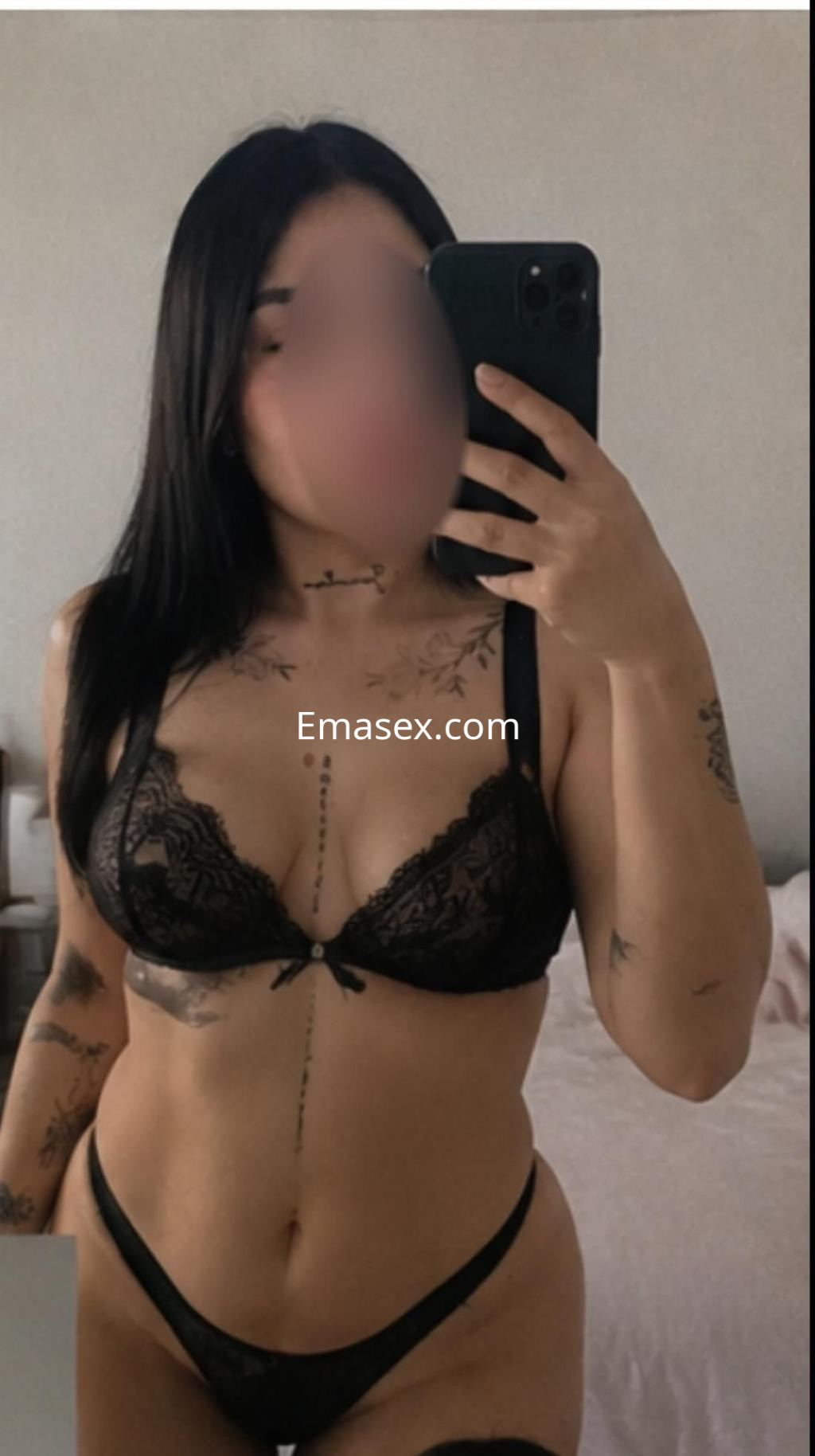 La puta muestra su figura en lencería negra, con tatuajes visibles, en un ambiente sencillo de Córdoba.