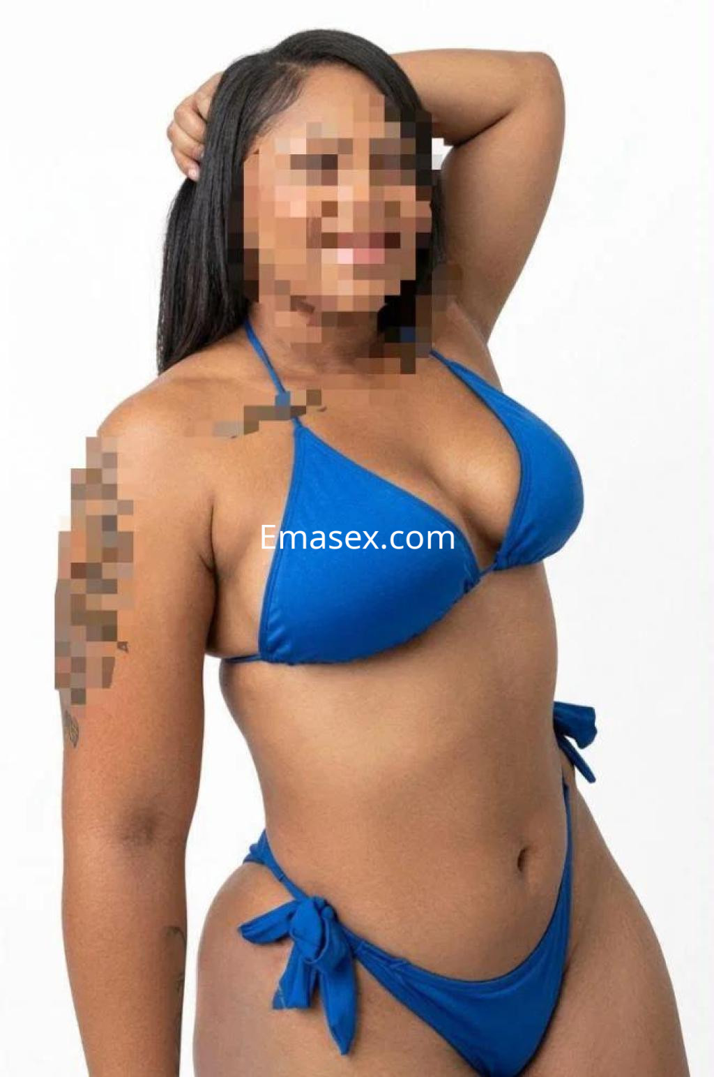 Escort en Lleida posando con un bikini azul, mostrando una sonrisa y con el cabello suelto.