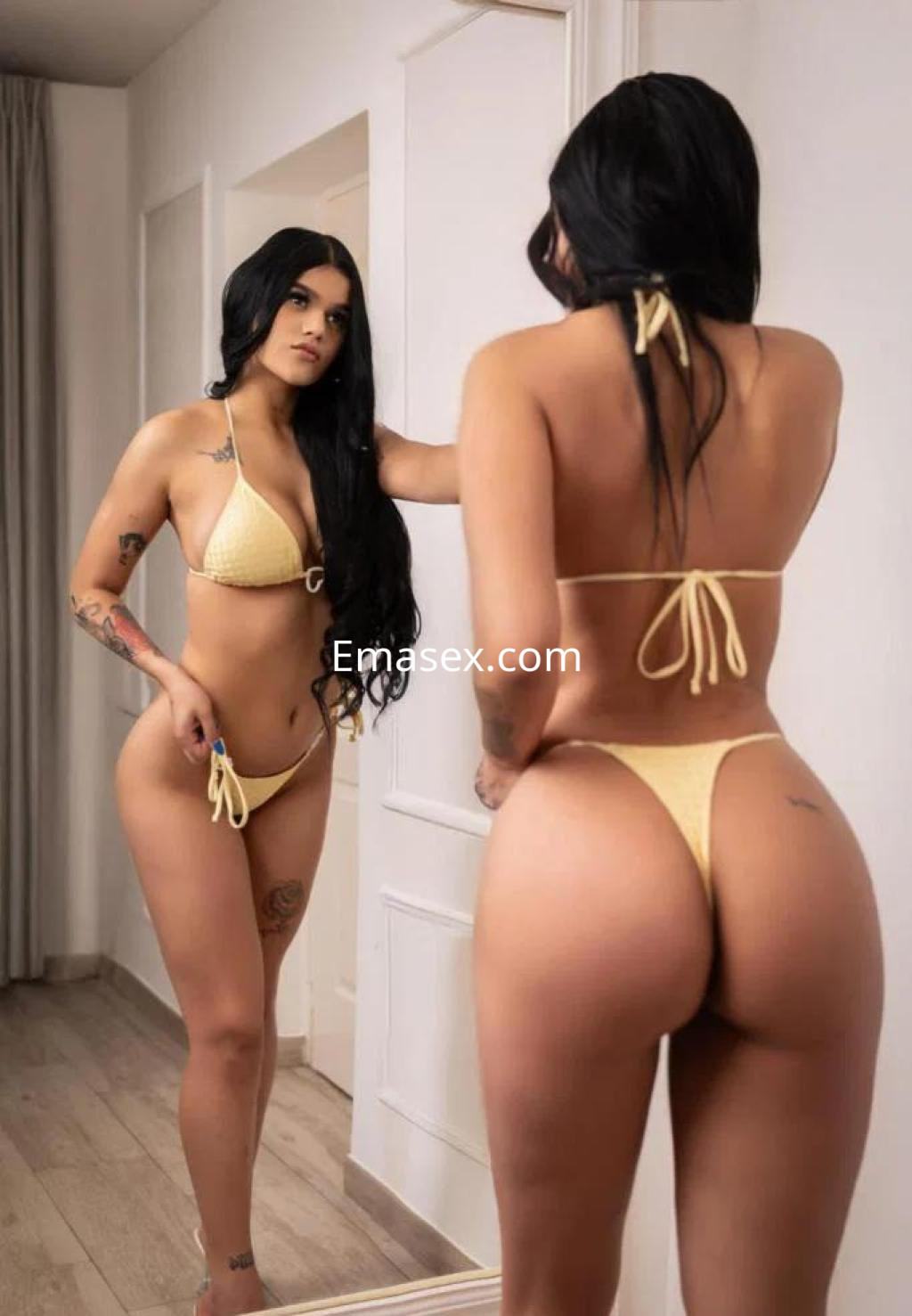 Puta en Toledo con cabello largo y lacio, luciendo un bikini amarillo mientras se mira al espejo.