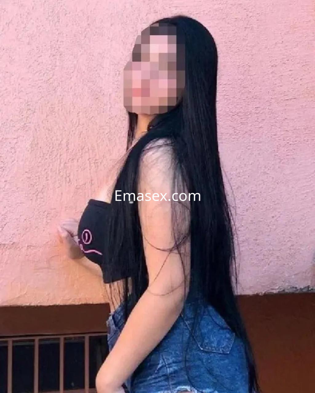 La puta en Vigo luce un top negro ajustado y shorts de mezclilla, con cabello largo y lacio.