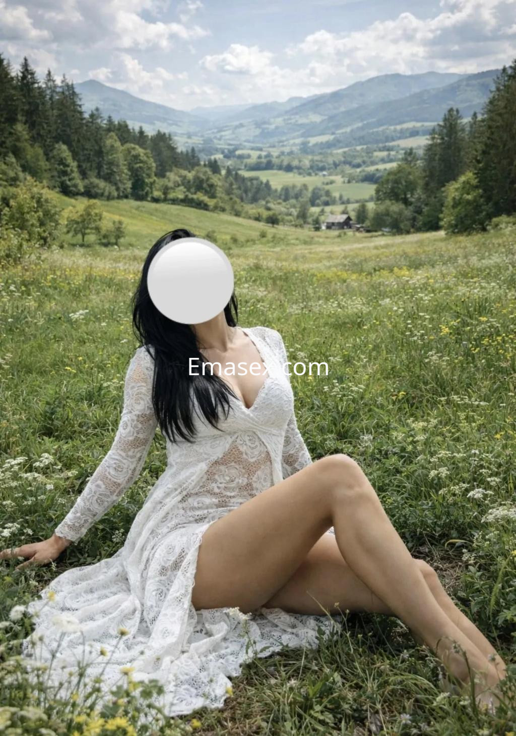La puta posa en un paisaje montañoso de Valladolid, luciendo un vestido blanco de encaje que resalta su figura.