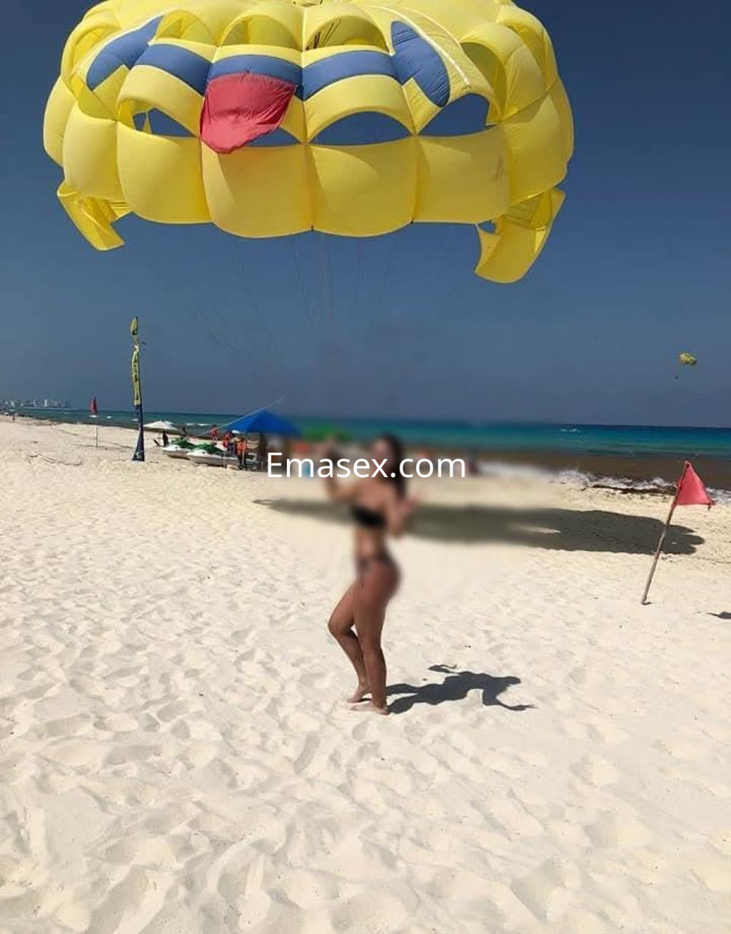 Puta en Lleida luciendo un bikini negro mientras disfruta de un día soleado en la playa.