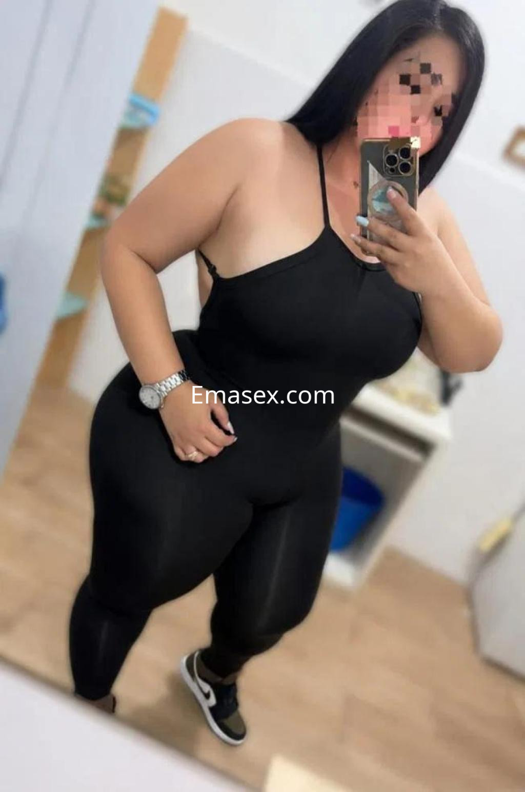 Puta mostrando su figura en un ajuste ceñido negro, con cabello oscuro y un fondo sencillo en Badajoz.