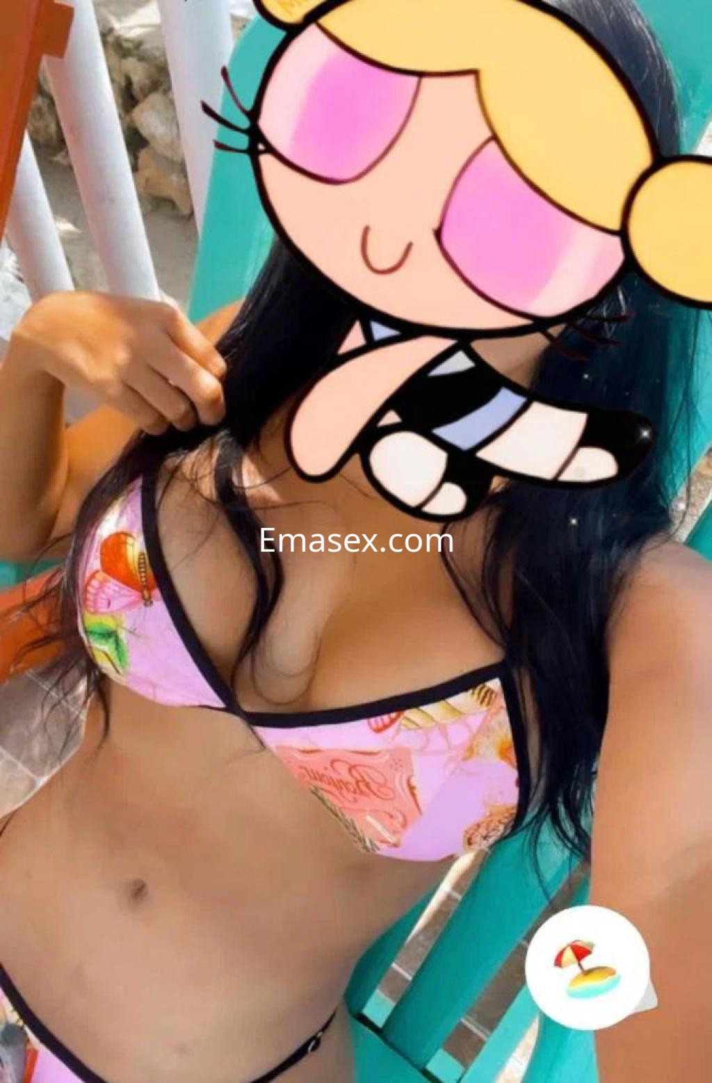 Puta con cabello largo y oscuro, usando un bikini colorido, posando en una silla en Pontevedra.