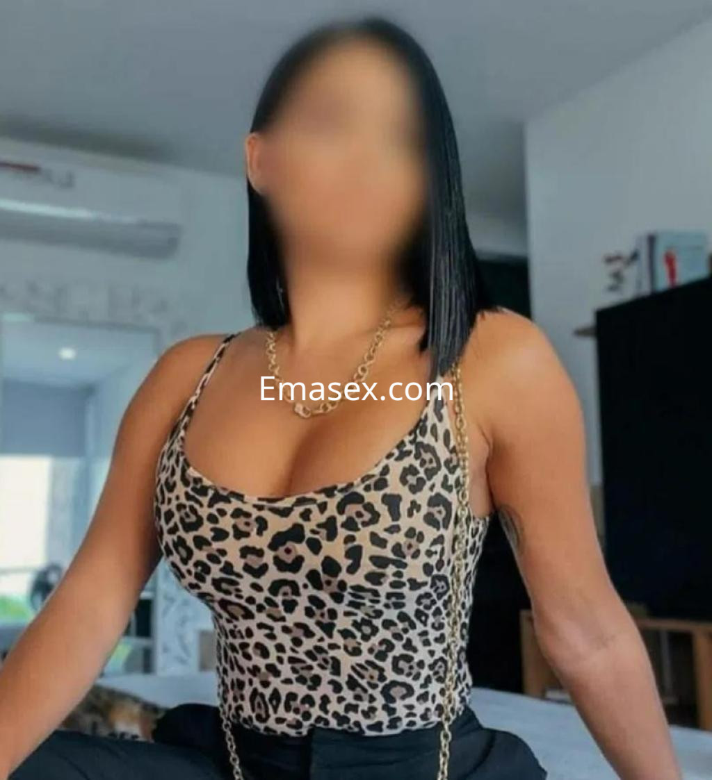 Puta de cabello oscuro y lacio, viste un body de estampado de leopardo en un ambiente moderno de Oviedo.