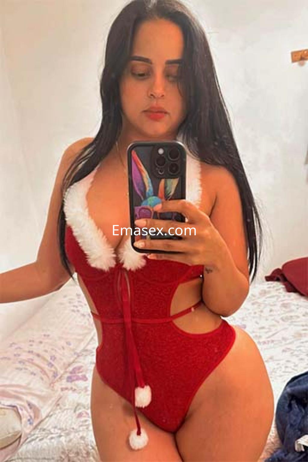 Puta posando en Logroño con un body rojo de terciopelo y detalles de peluche, mostrando su figura.