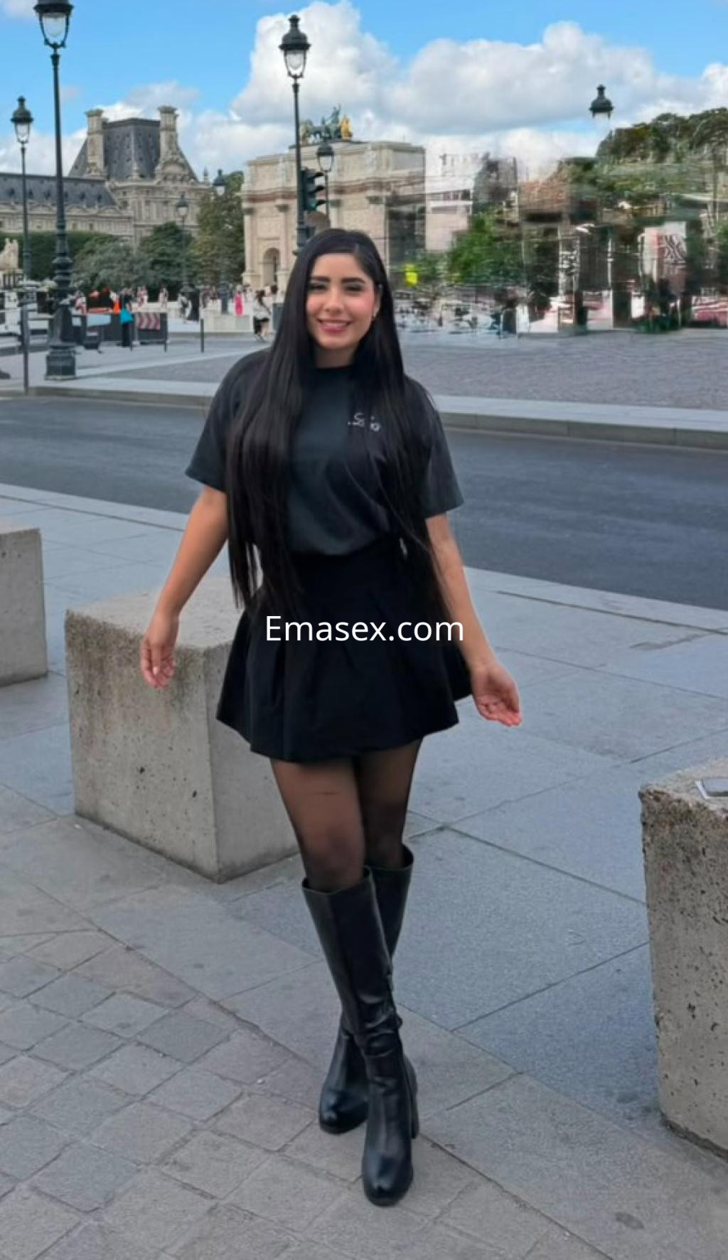 Puta en Bilbao con cabello largo y lacio, vistiendo una camiseta negra y falda corta, posando en la calle.
