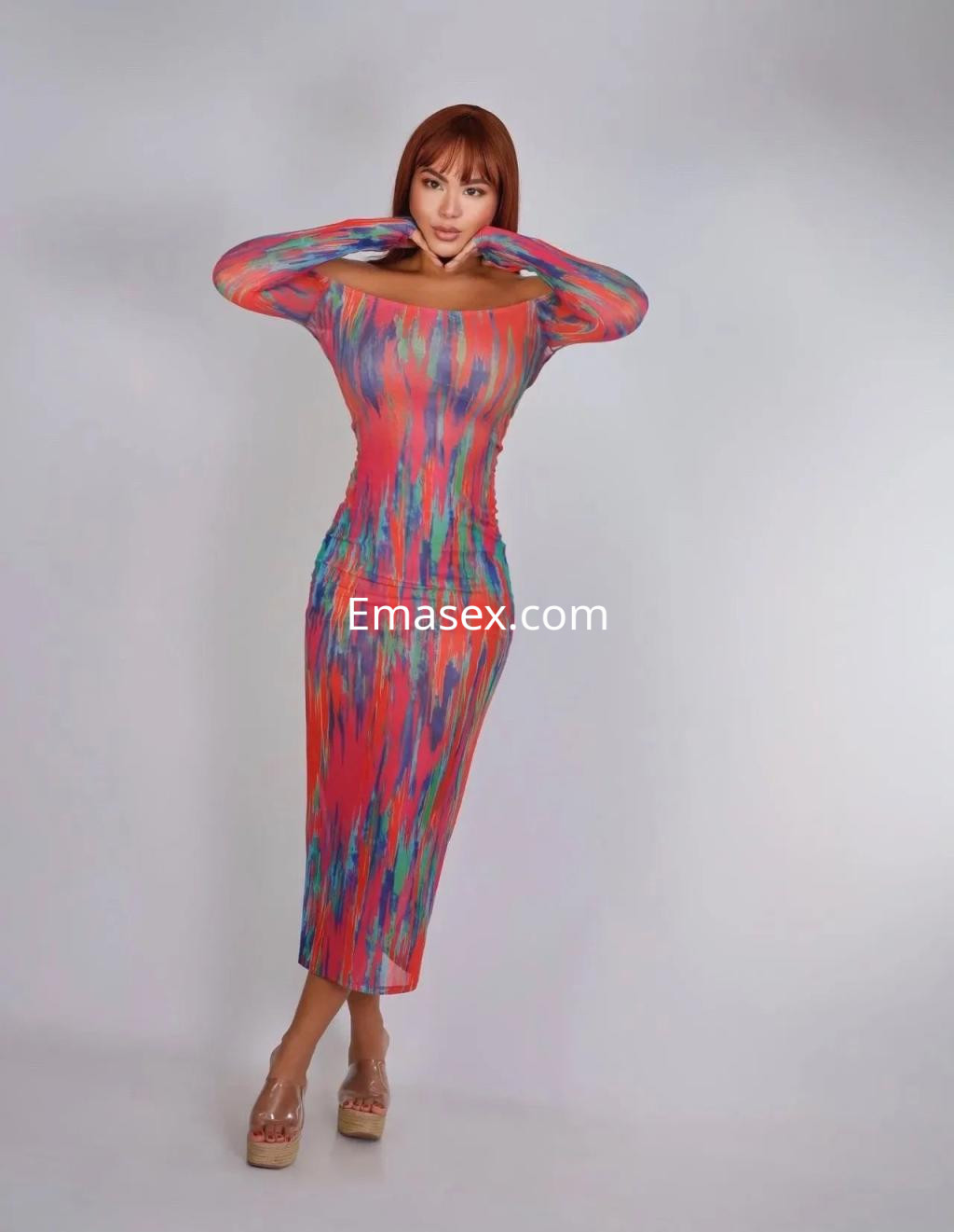 Puta en Alicante viste un vestido ajustado y colorido que resalta su figura, con cabello corto y lacio.