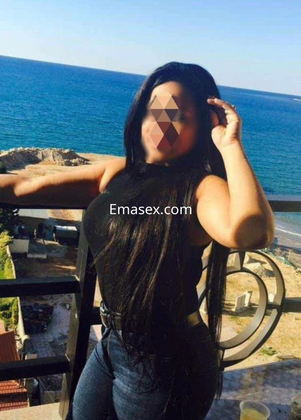 Puta posando al aire libre en Vigo, con cabello largo y lacio, vistiendo una blusa ajustada y jeans.