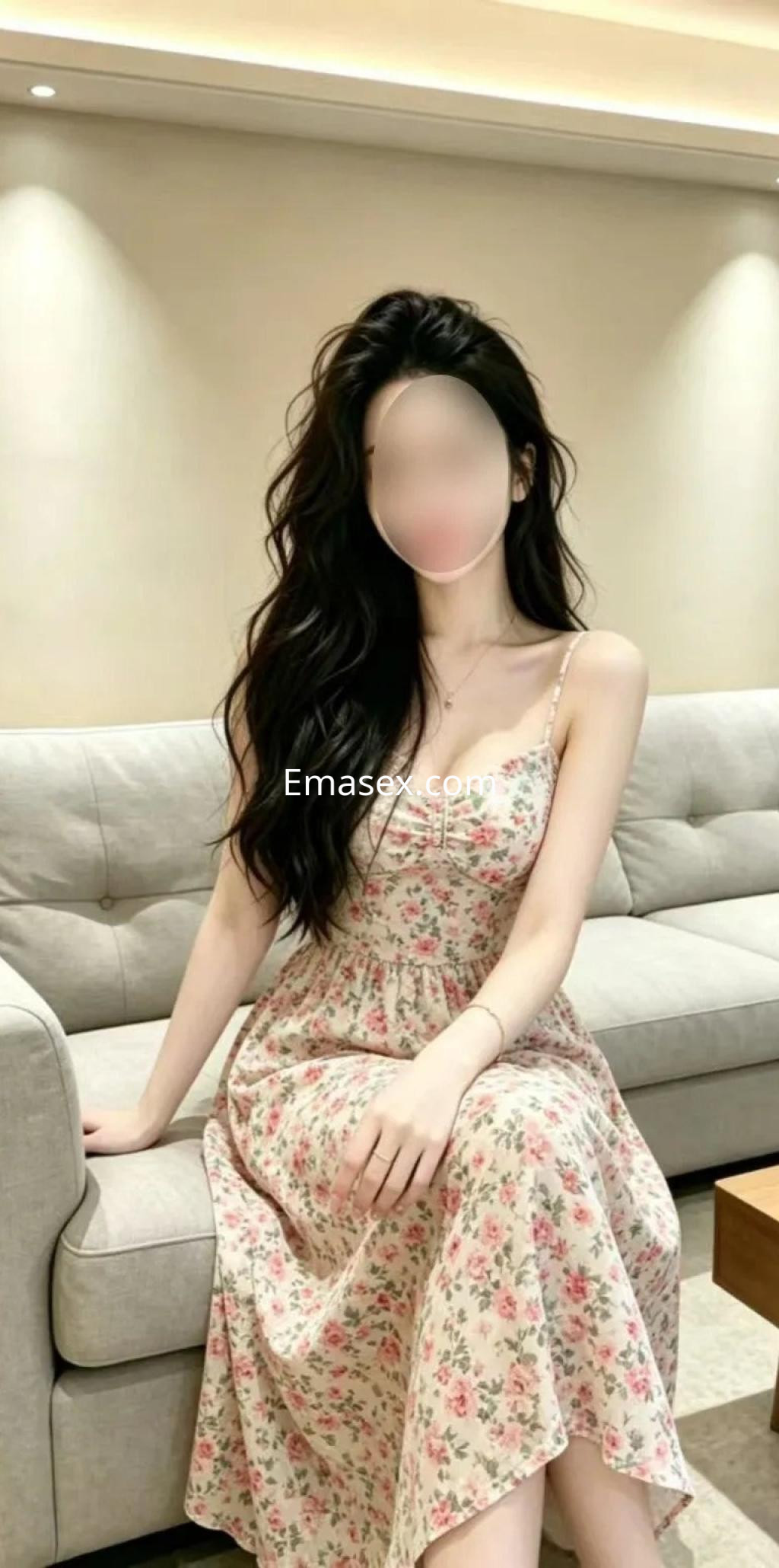 La puta luce un vestido de flores en un entorno moderno y acogedor en Zaragoza.