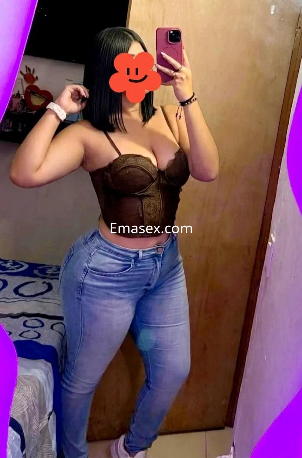 Puta con cabello oscuro y lacio, viste un top marrón ajustado y jeans ceñidos, posando en Albacete.
