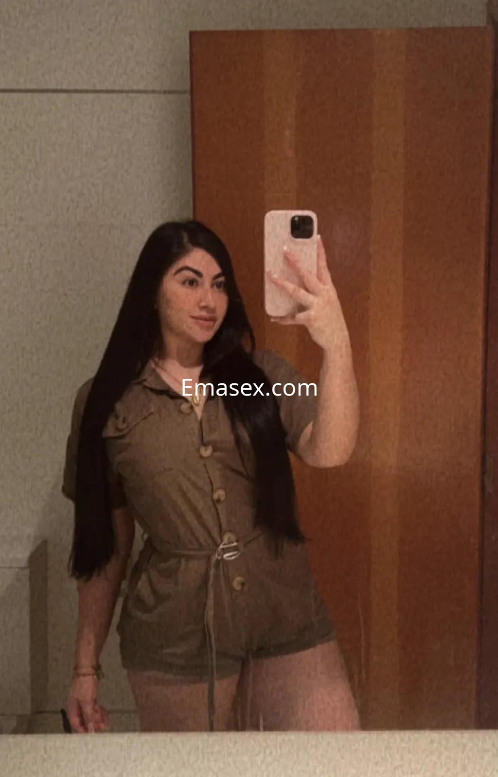 Puta con cabello largo y oscuro, viste un atuendo casual de color beige mientras se toma un selfie en Albacete.