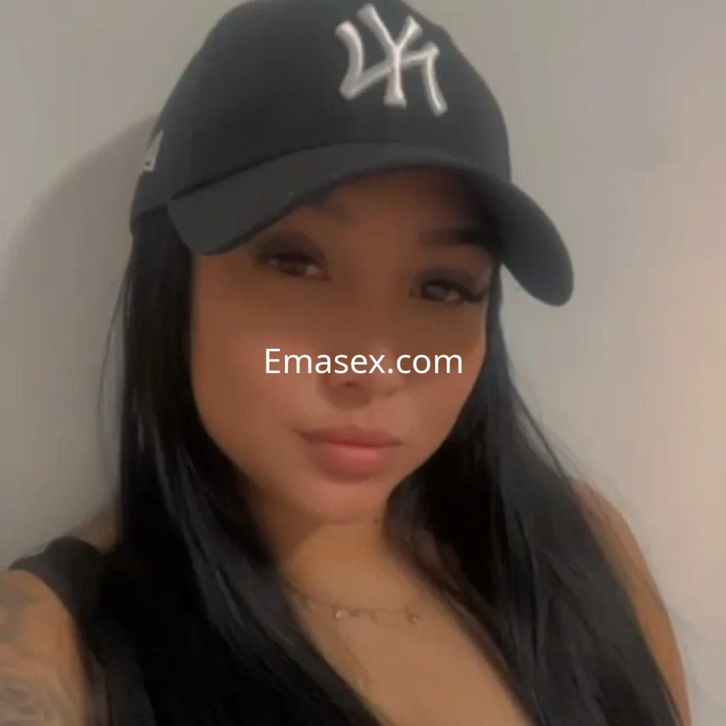 La puta lleva una gorra negra con el logo de los Yankees y muestra su cabello largo y lacio en Sevilla.
