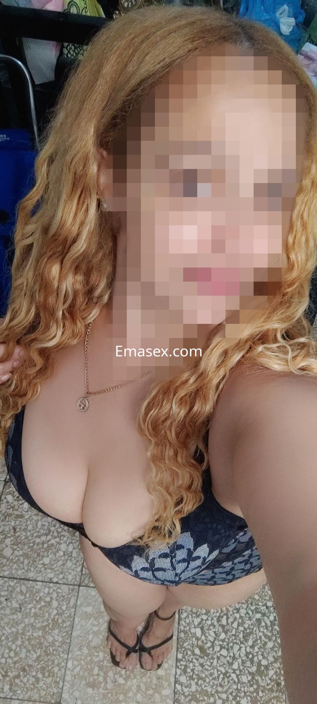 Puta de cabello rizado y rubio, luciendo un sujetador negro, en un entorno interior en Toledo.