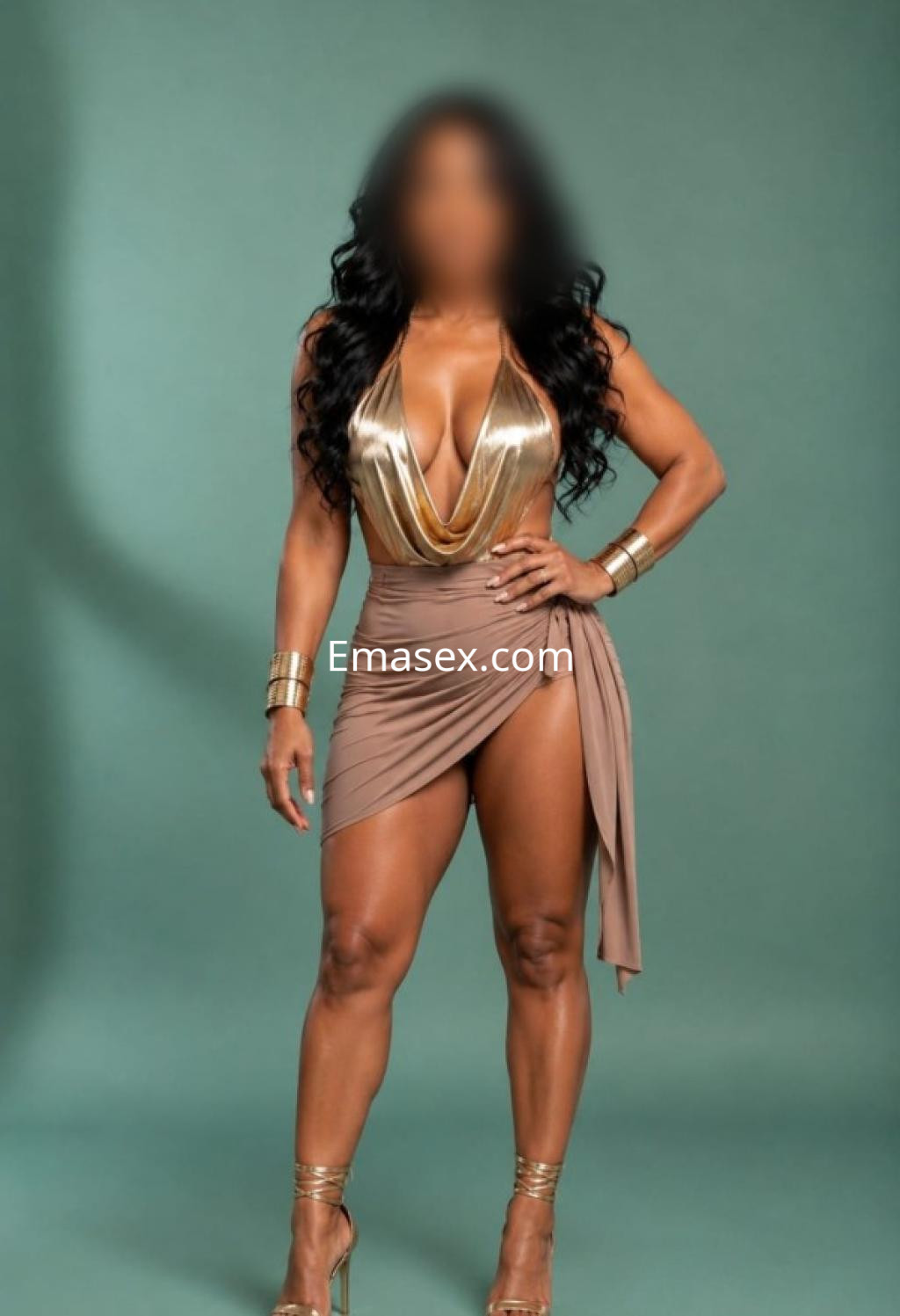 Escort en Granada con cabello largo y ondulado, vestida con un body dorado y una falda corta de color beige.