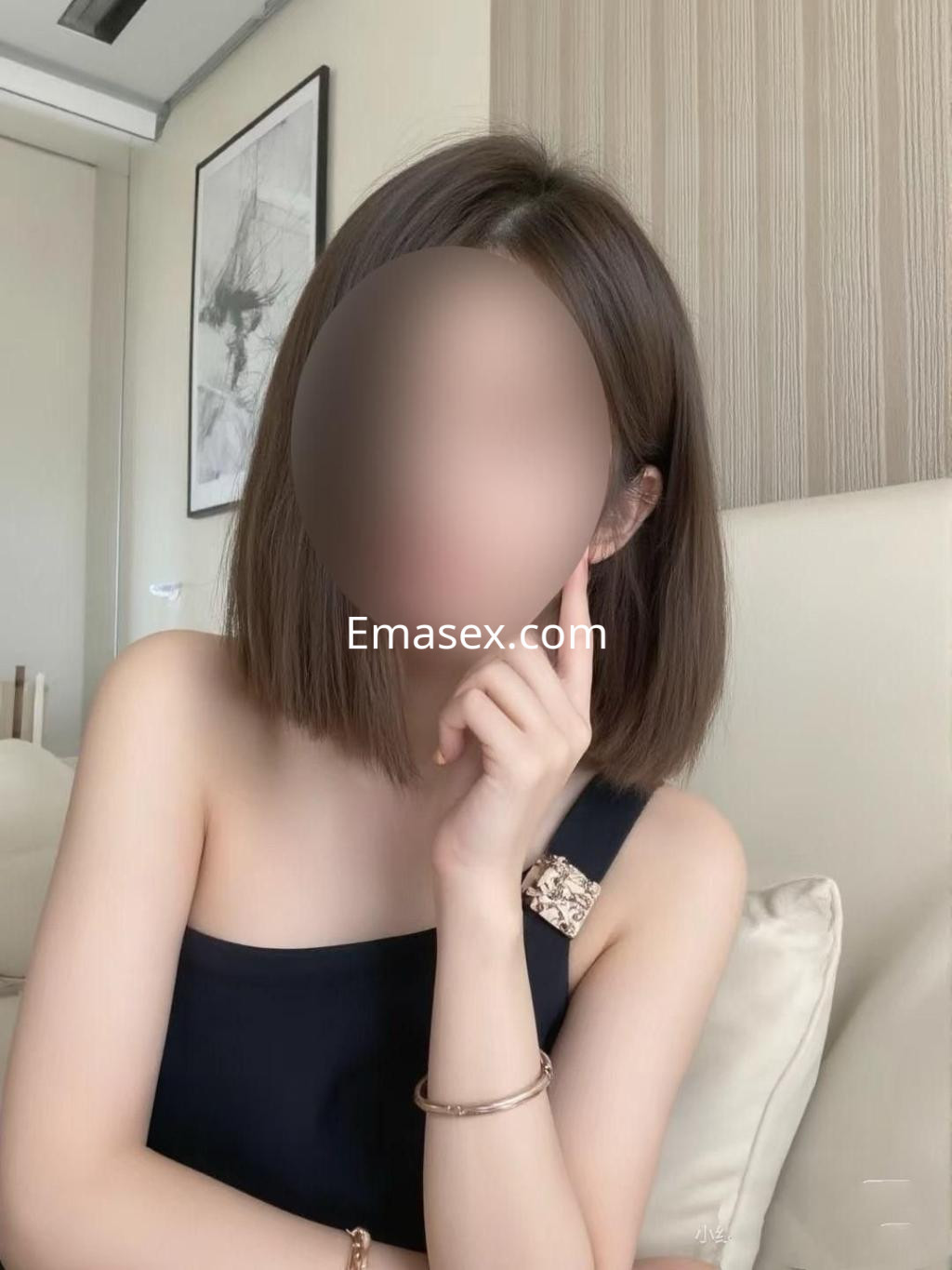Puta con cabello lacio y castaño oscuro, viste un vestido negro sin mangas en un entorno moderno en Salamanca.