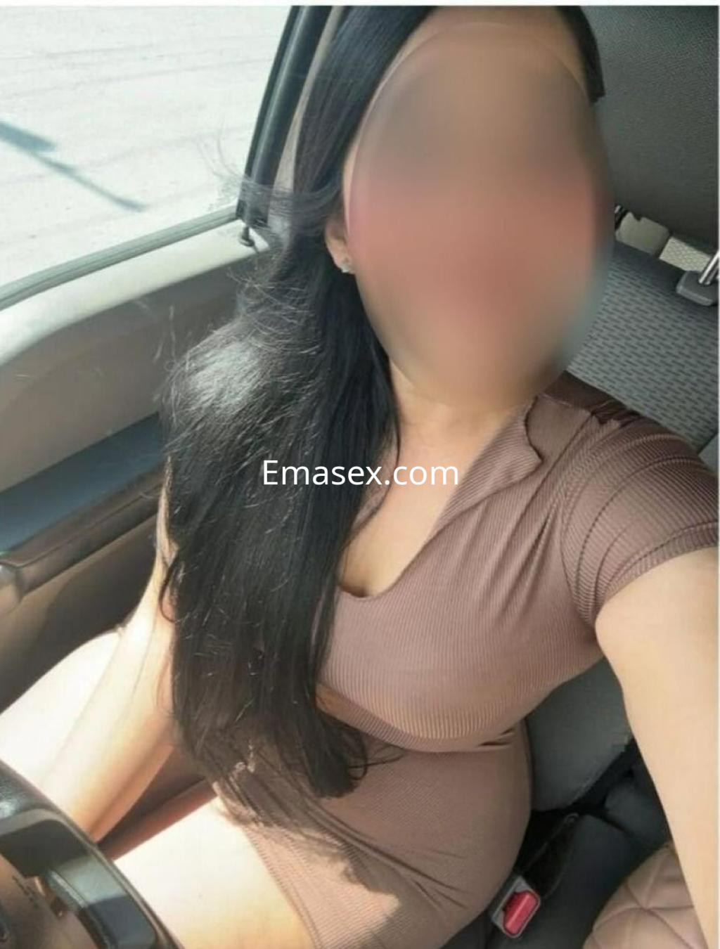 Puta con cabello largo y lacio, vistiendo un vestido ajustado marrón, sentada en un coche en Madrid.