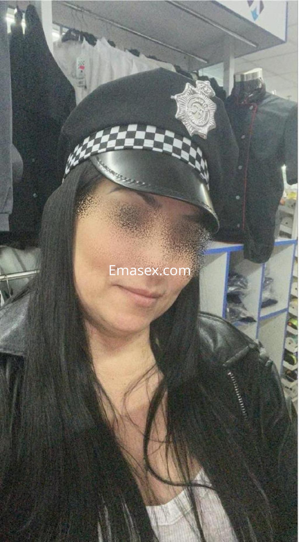 Puta con cabello largo y lacio, luciendo un sombrero negro de policía y chaqueta de cuero en Lugo.