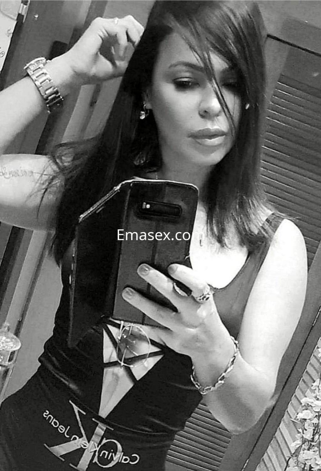 La puta en Zaragoza se toma una selfie en un vestido negro ajustado, mostrando un look sofisticado y cuidado.