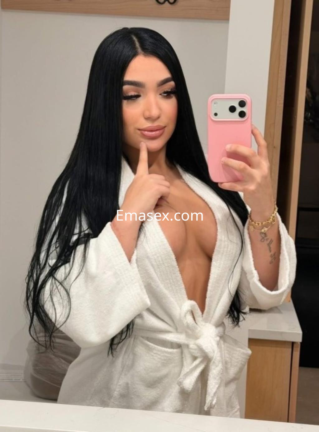 Puta con cabello largo y lacio, luciendo una bata blanca con escote en un baño de Bilbao.