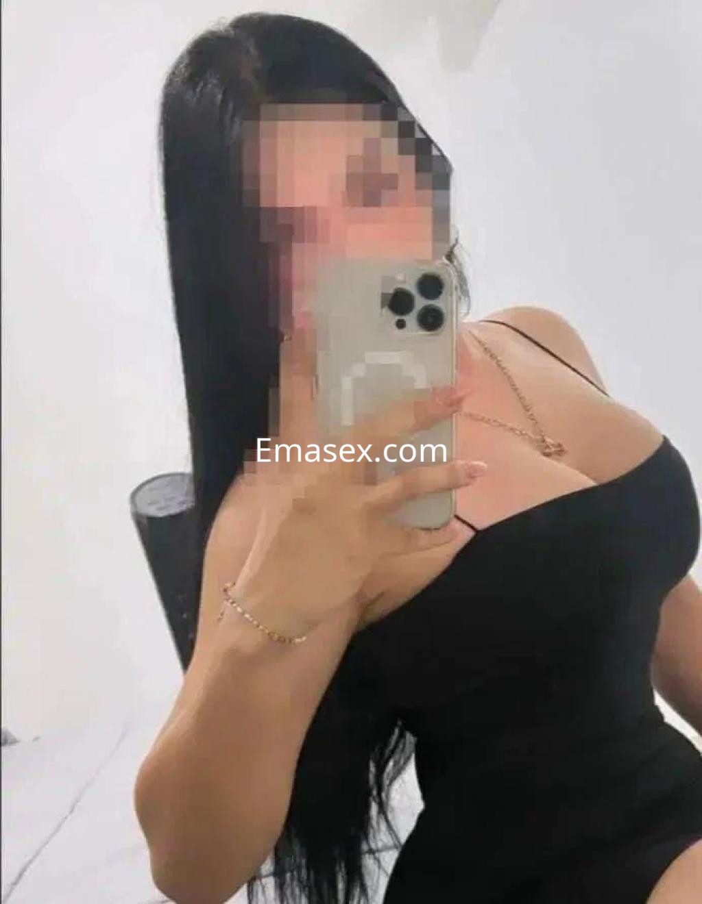 Escort en Granada con cabello largo y oscuro, viste un vestido negro ajustado mientras se toma una selfie.