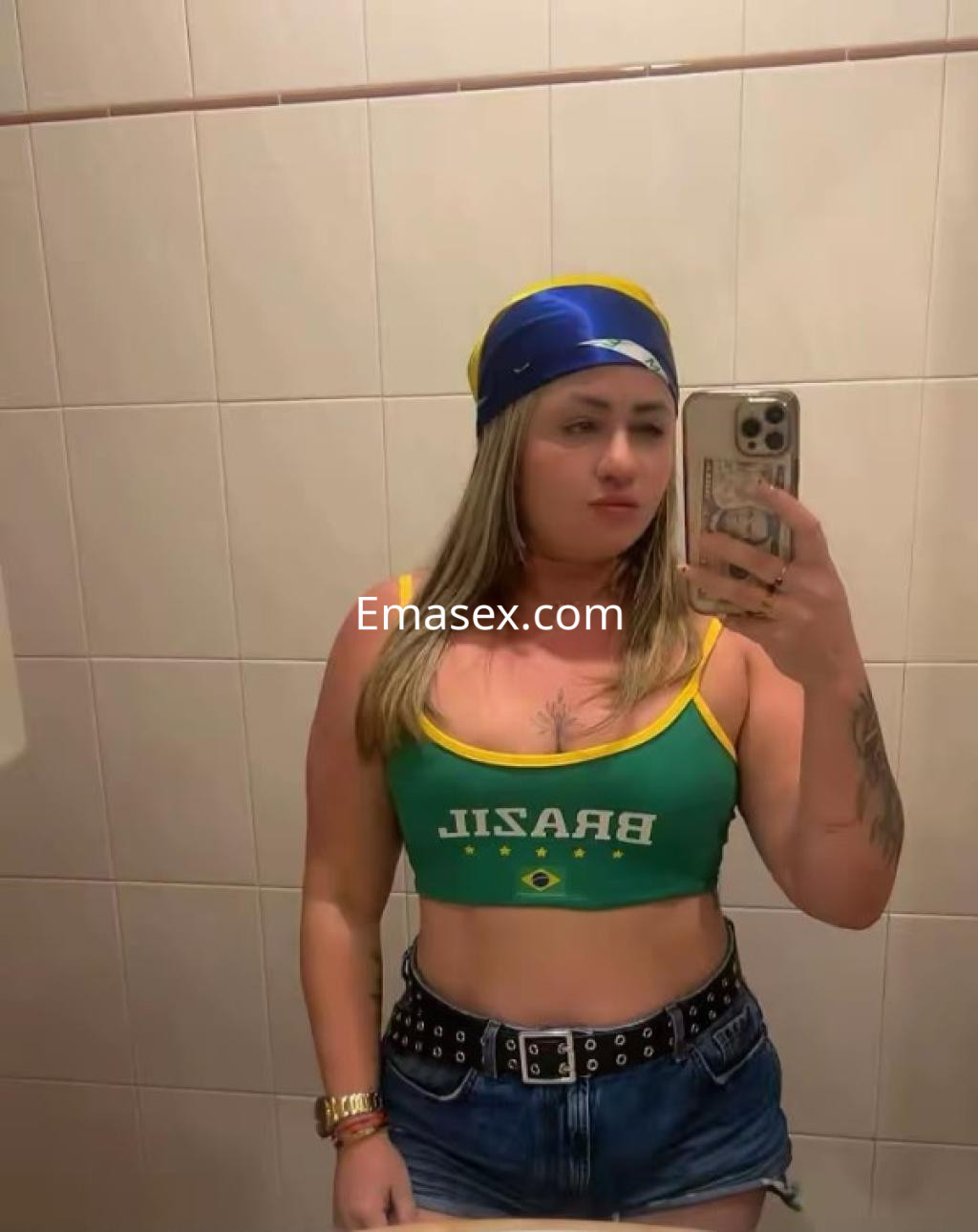 Escort en Lugo con camiseta verde con la palabra Brasil, short de mezclilla y pañuelo en la cabeza.