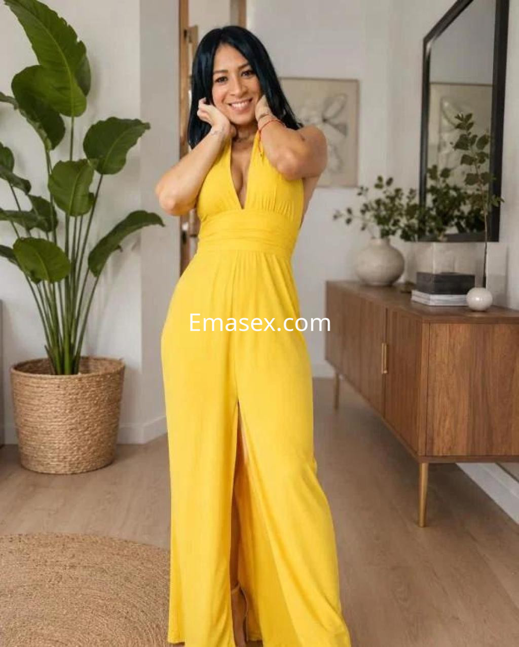 La puta viste un vestido amarillo sin mangas, posando alegremente en un entorno moderno de Zaragoza.