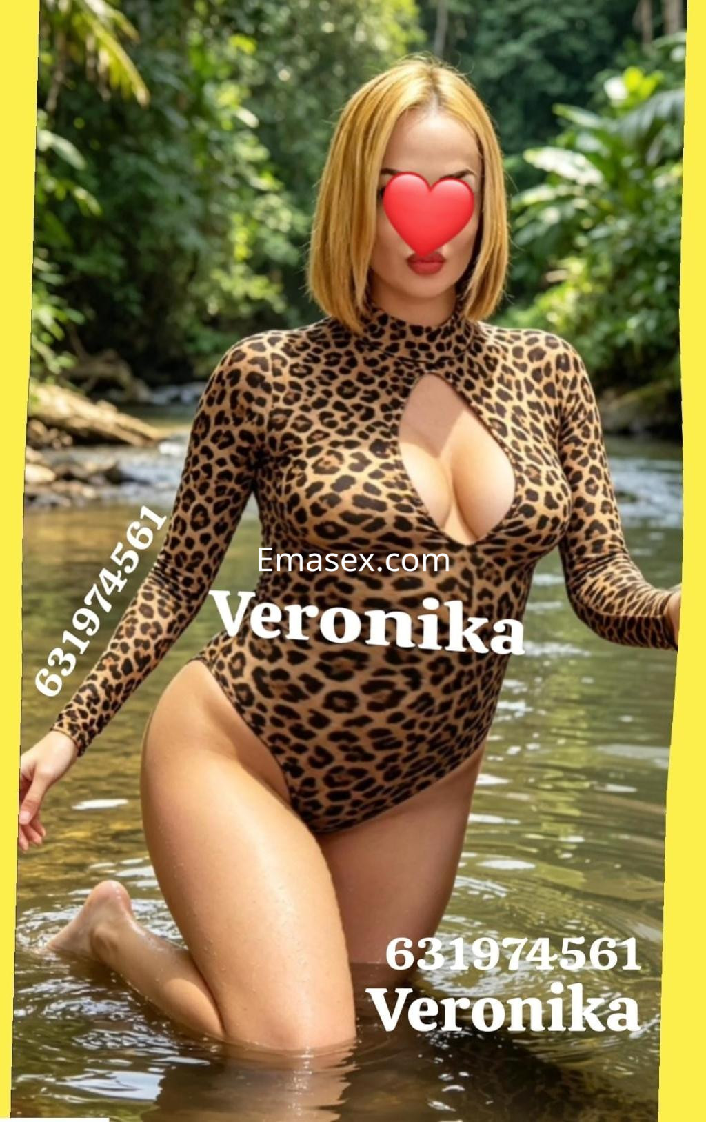 Puta en Irún con cabello rubio, usando un traje de baño de leopardo y posando en un ambiente natural.