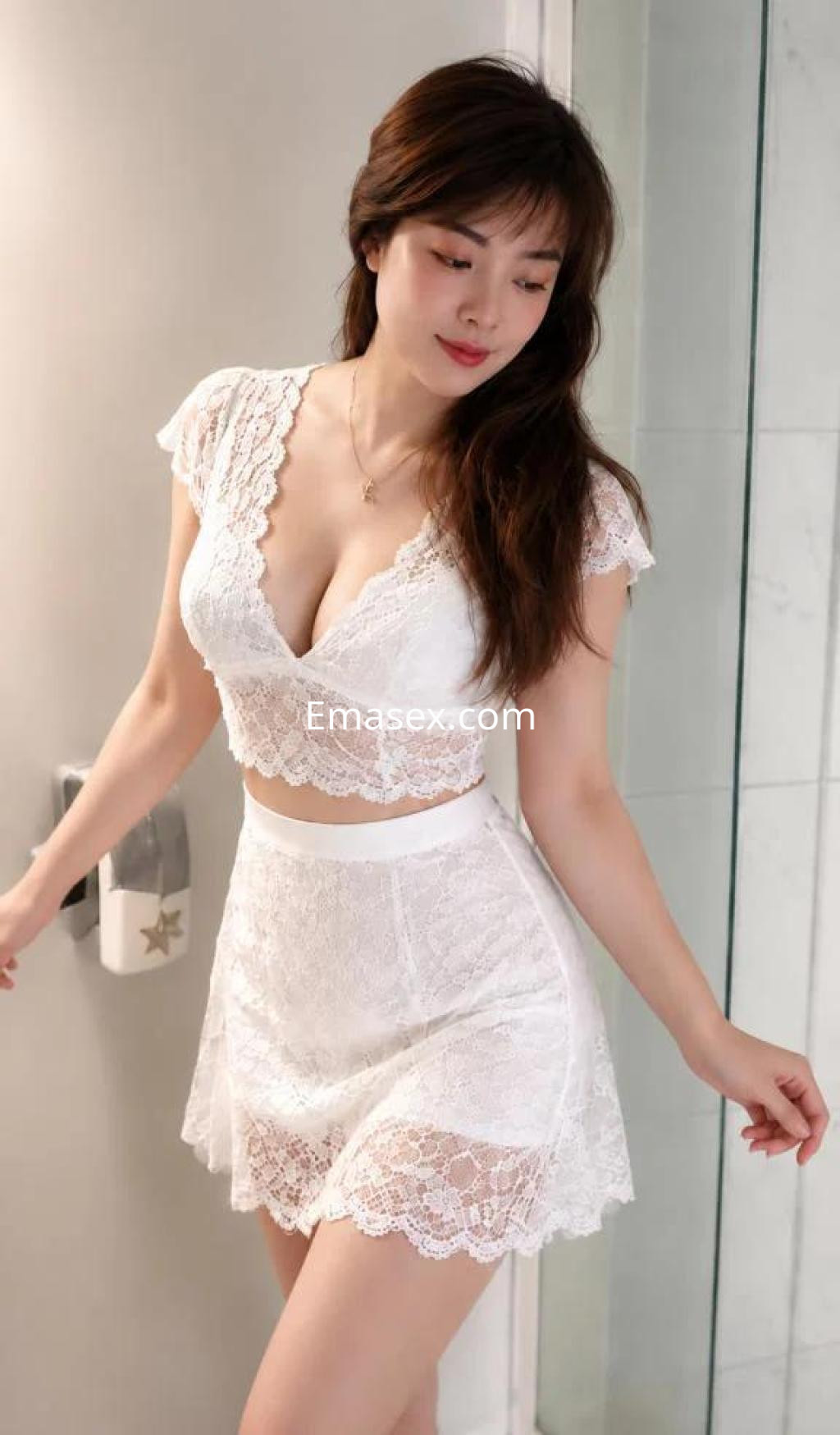 Escort en Madrid luciendo un conjunto de lencería blanca de encaje, con cabello largo y suelto.