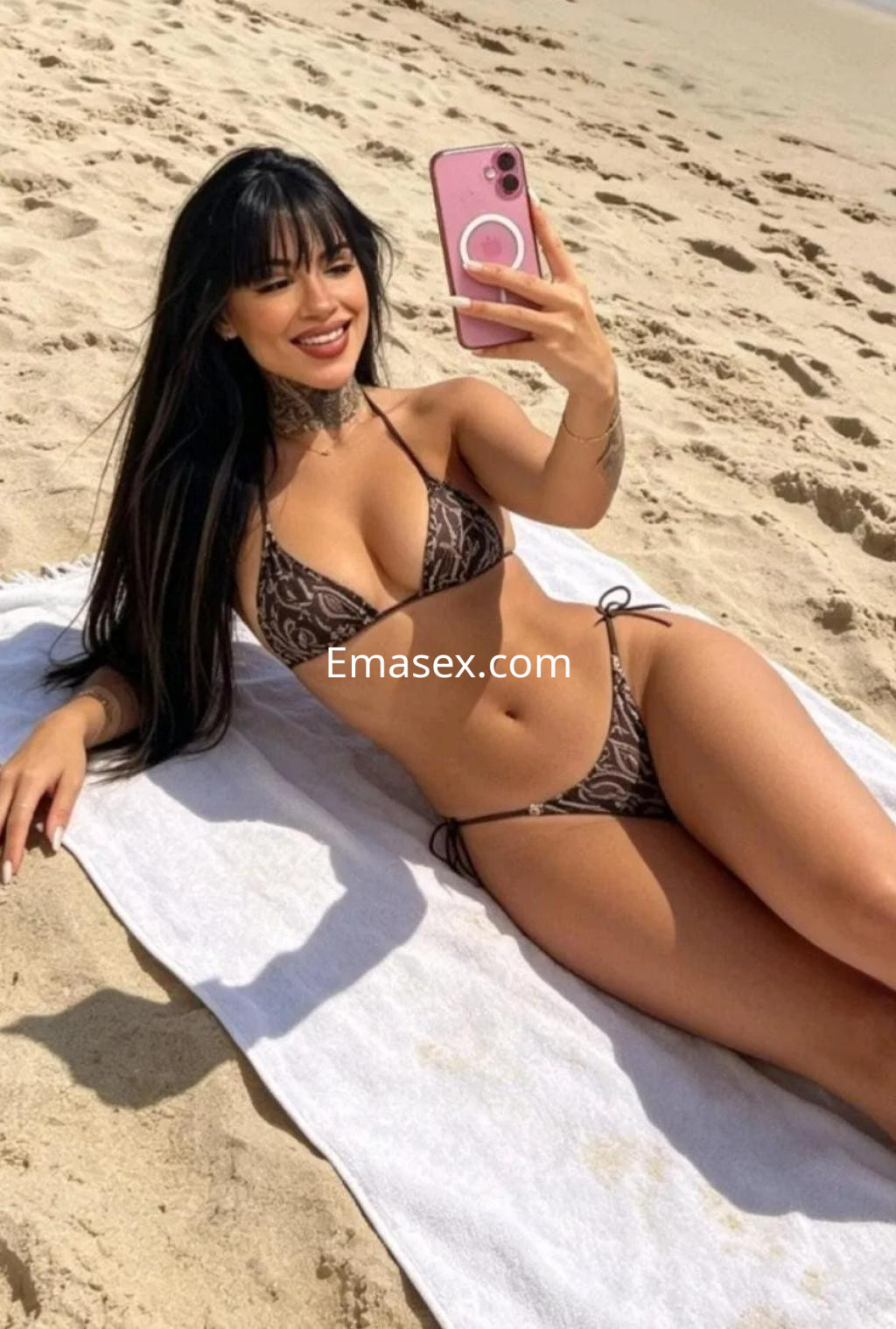 La puta posa en la playa de Madrid con un bikini marrón, luciendo su pelo largo y lacio mientras sonríe.