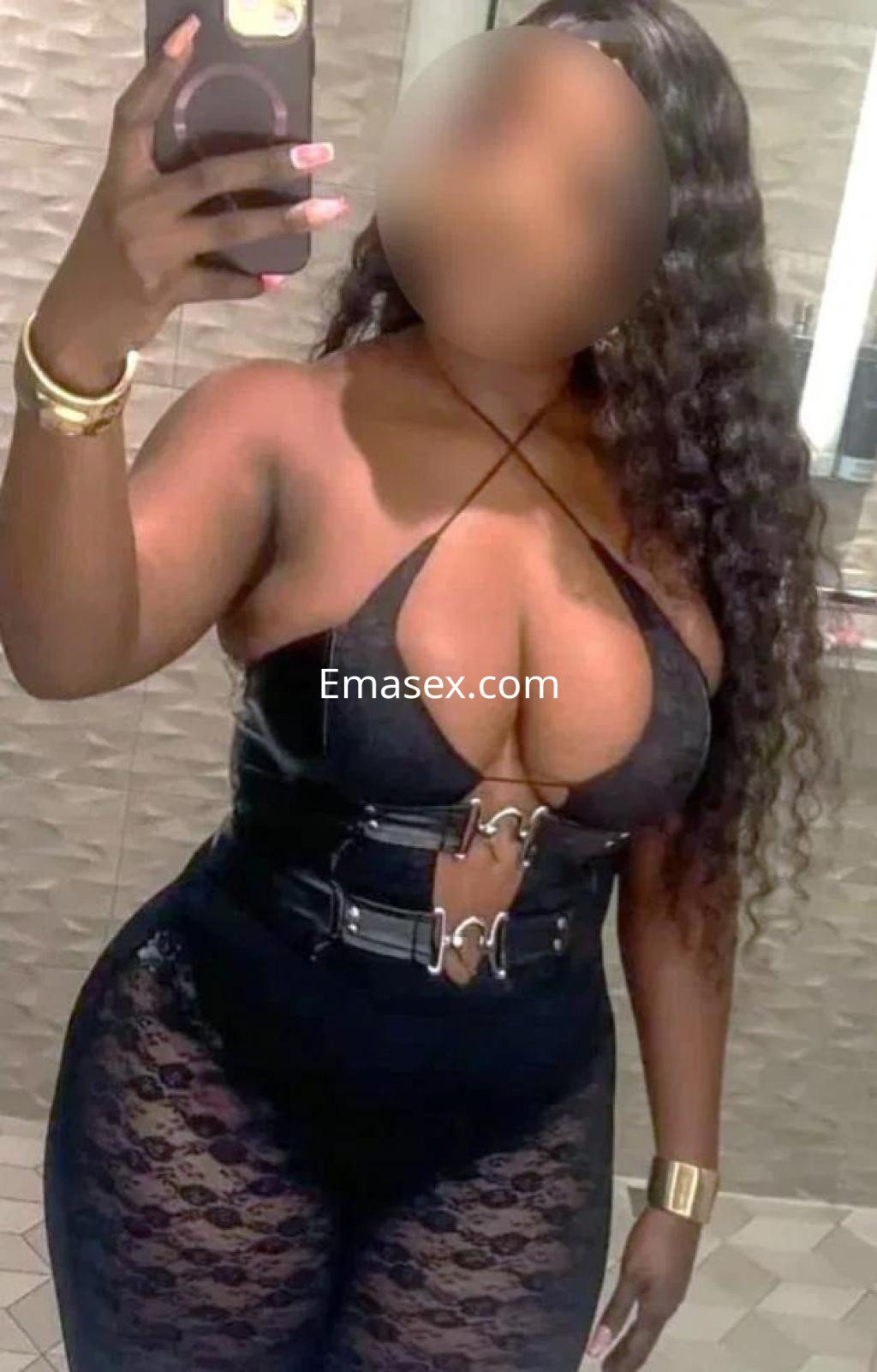 Puta en Pontevedra luciendo un atuendo negro ajustado que resalta su figura, con cabello largo y rizado.