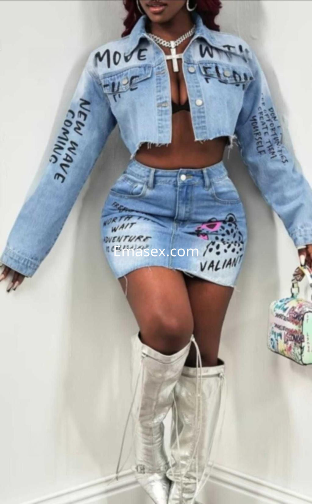Escort en Salamanca, con cabello rizado y rojo, viste un conjunto de denim con una falda corta y botas plateadas.