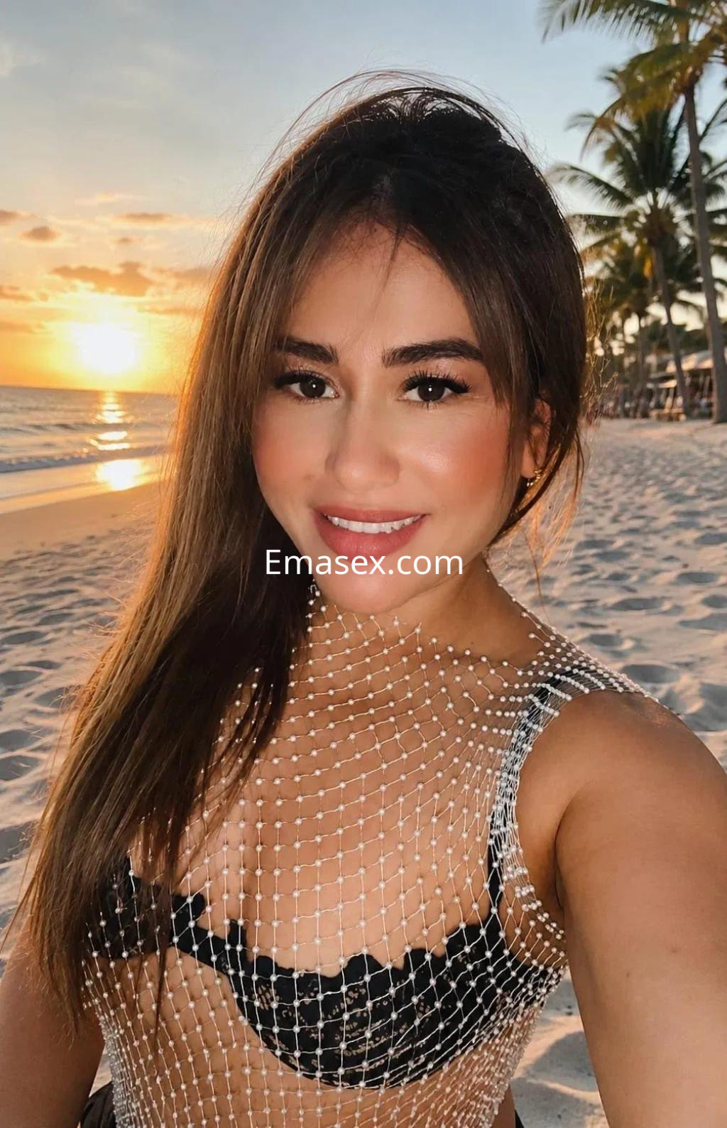 Puta con cabello castaño y lacio, viste una blusa transparente y se encuentra en la playa al atardecer en Zaragoza.