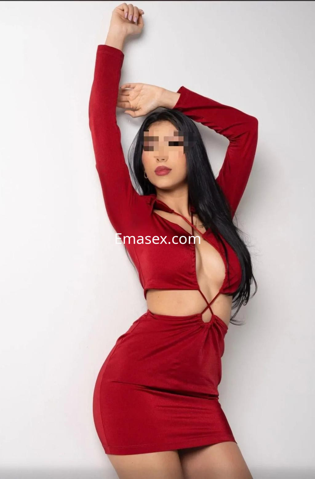 La puta luce un vestido rojo ajustado con un escote pronunciado, posando de manera seductora en Vigo.