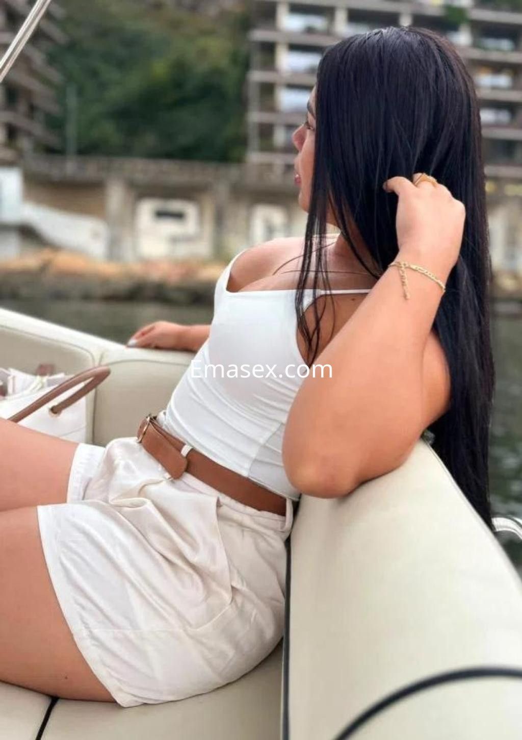 La puta luce un top blanco y shorts claros mientras se relaja en un yate en Santiago.