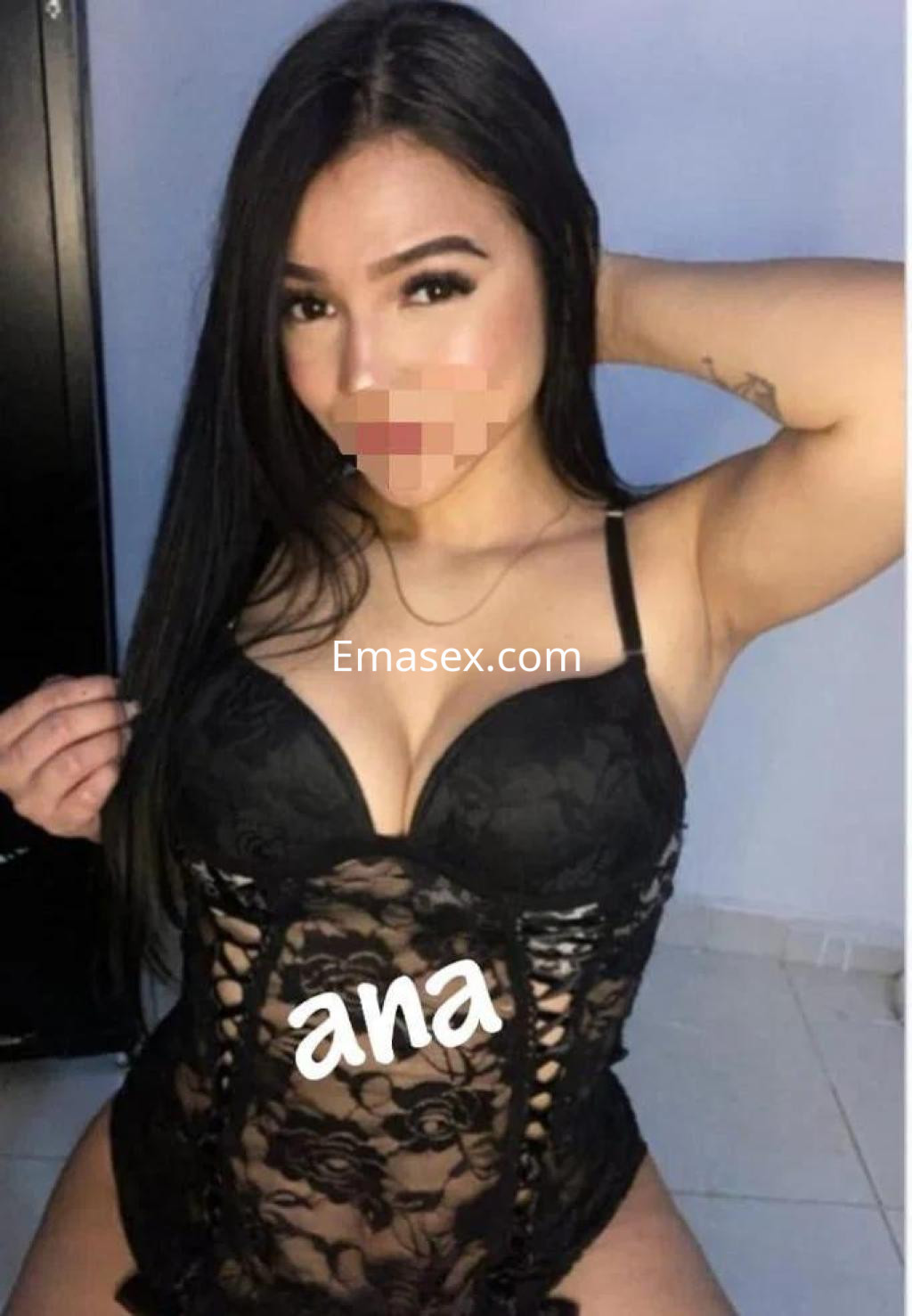 Puta en Barcelona luce un conjunto negro de lencería con detalles de encaje, posando con el cabello largo.