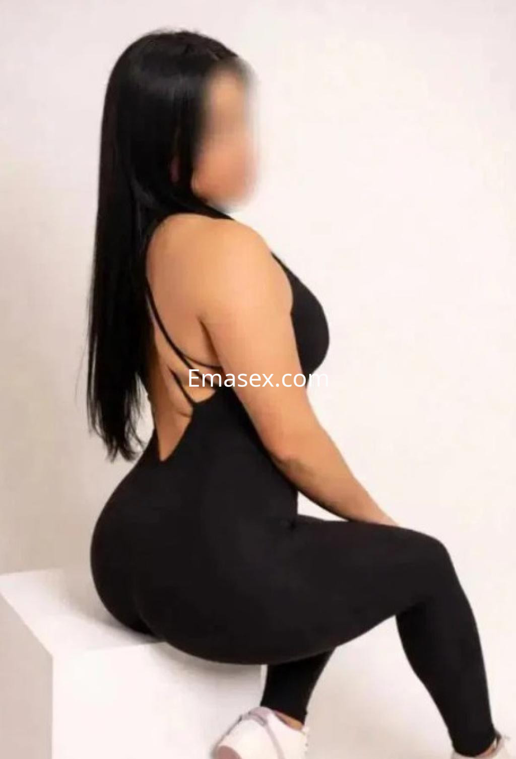 La puta de Logroño posa de lado con un ajustado mono negro que resalta su figura y cabello largo.