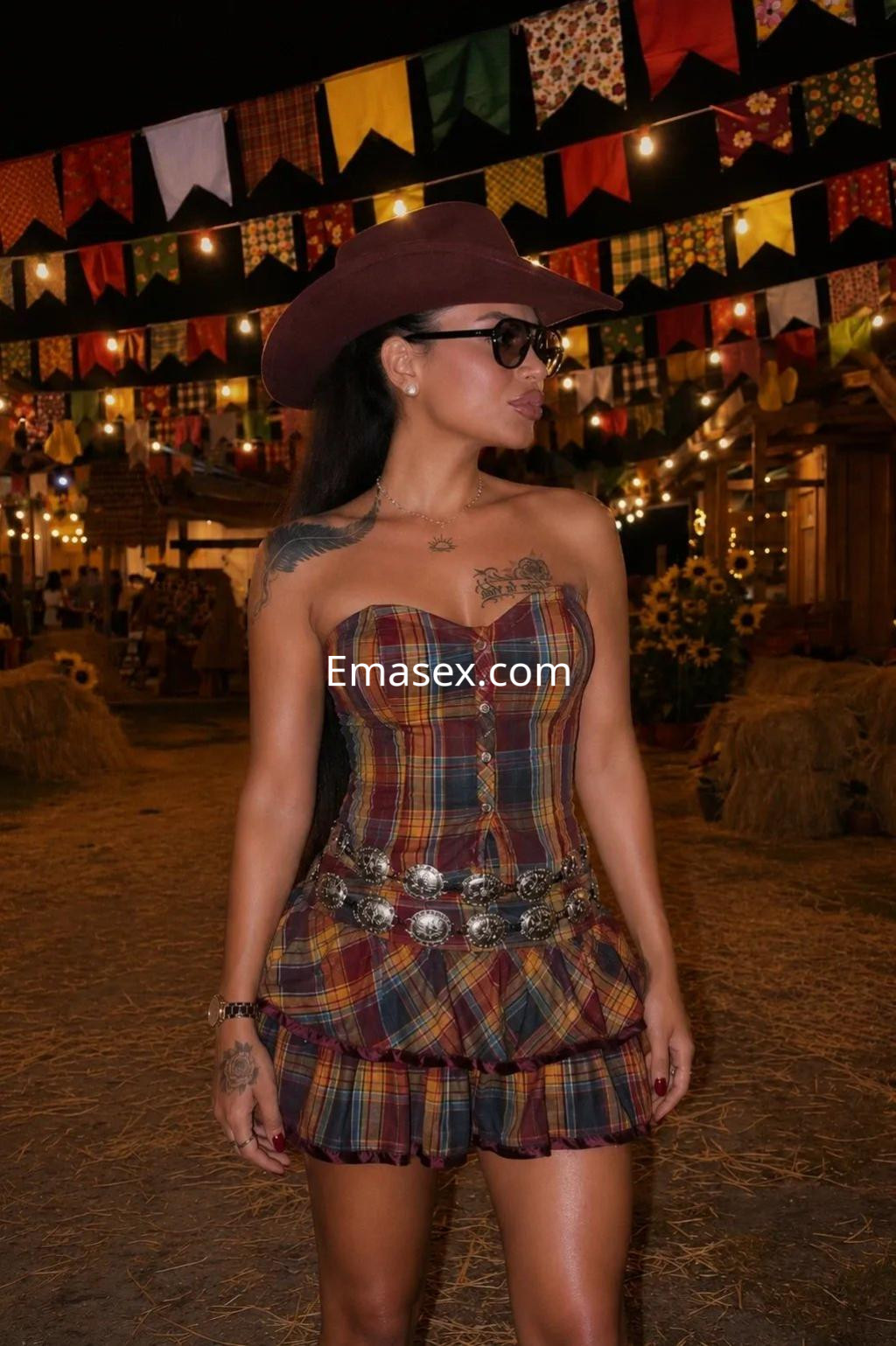 La puta viste un corset de cuadros y falda corta, luciendo elegante con sombrero en un festivo escenario en Murcia.