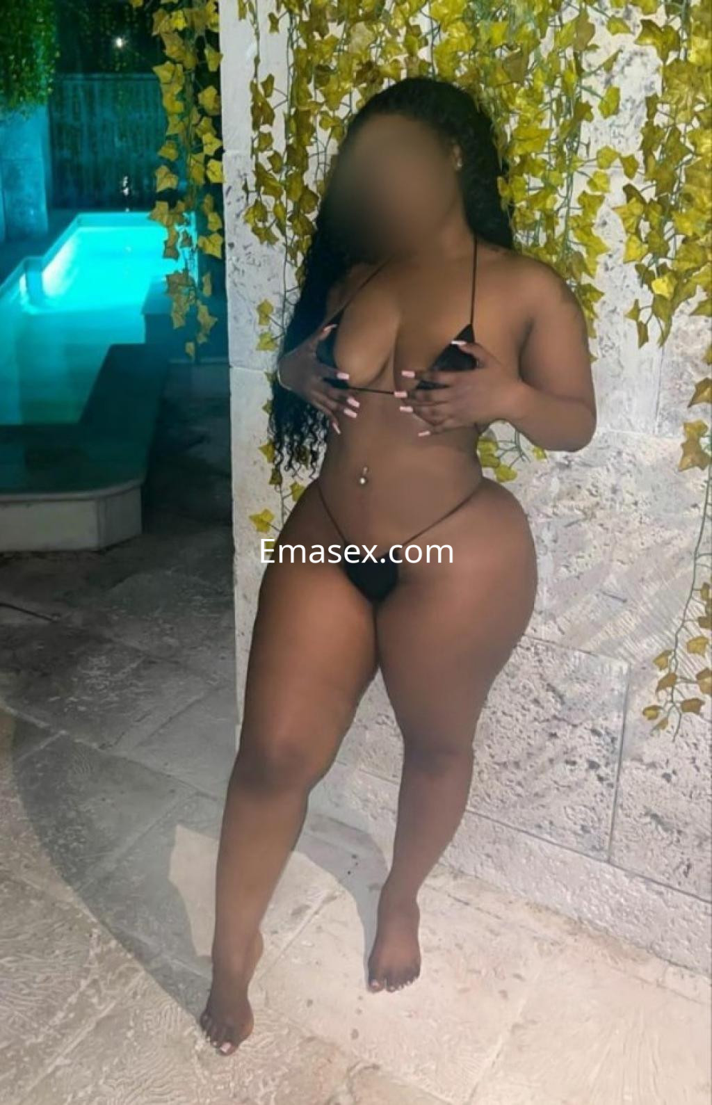Escort en Logroño, posando con un bikini negro y mostrando una actitud segura en un entorno al aire libre.