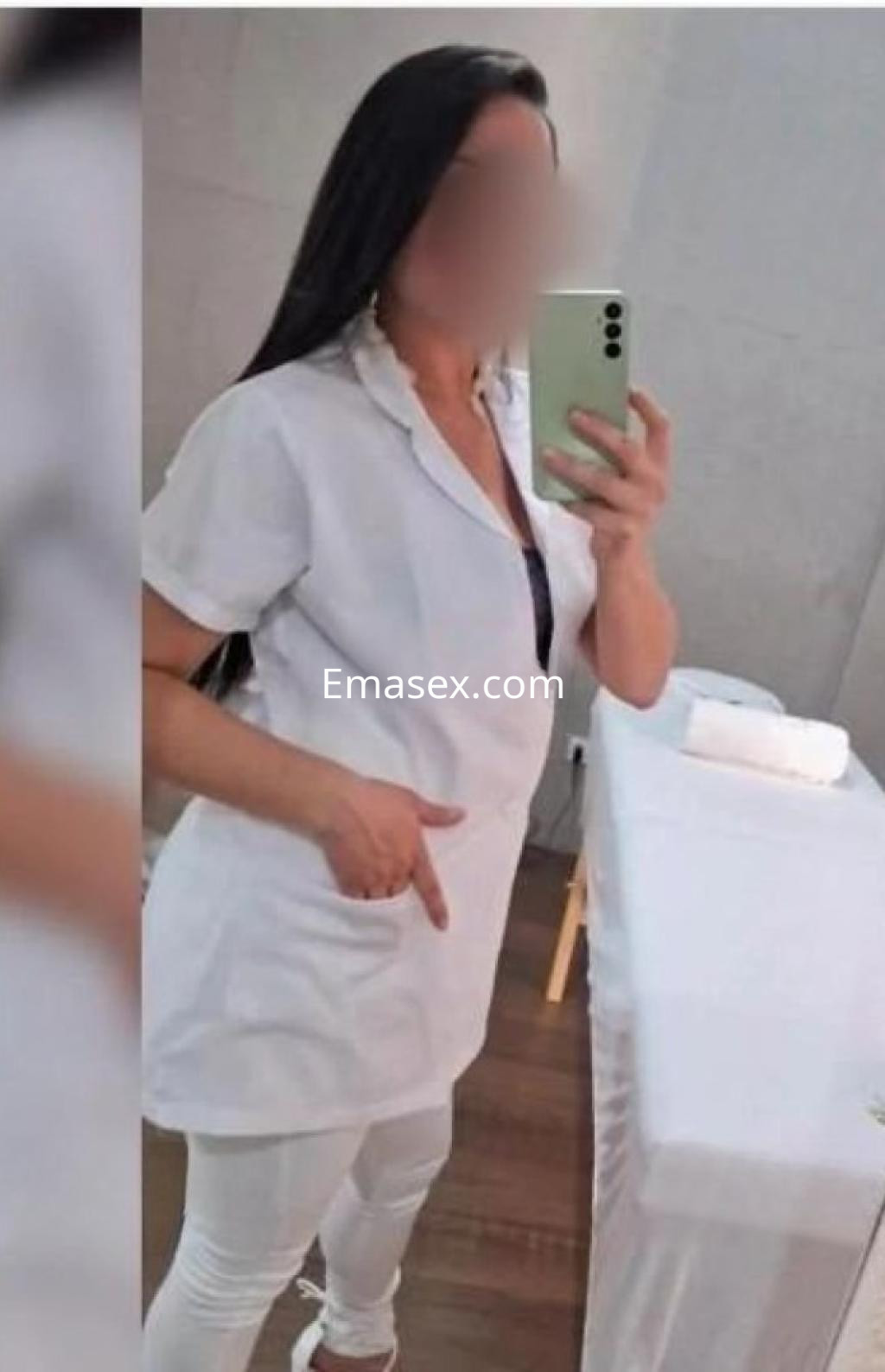 Escort en Valladolid con cabello largo y lacio, vestida con uniforme blanco en un ambiente moderno.