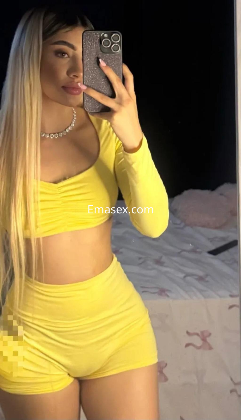 Escort en Alicante con cabello largo y lacio, viste un conjunto amarillo que destaca su figura.