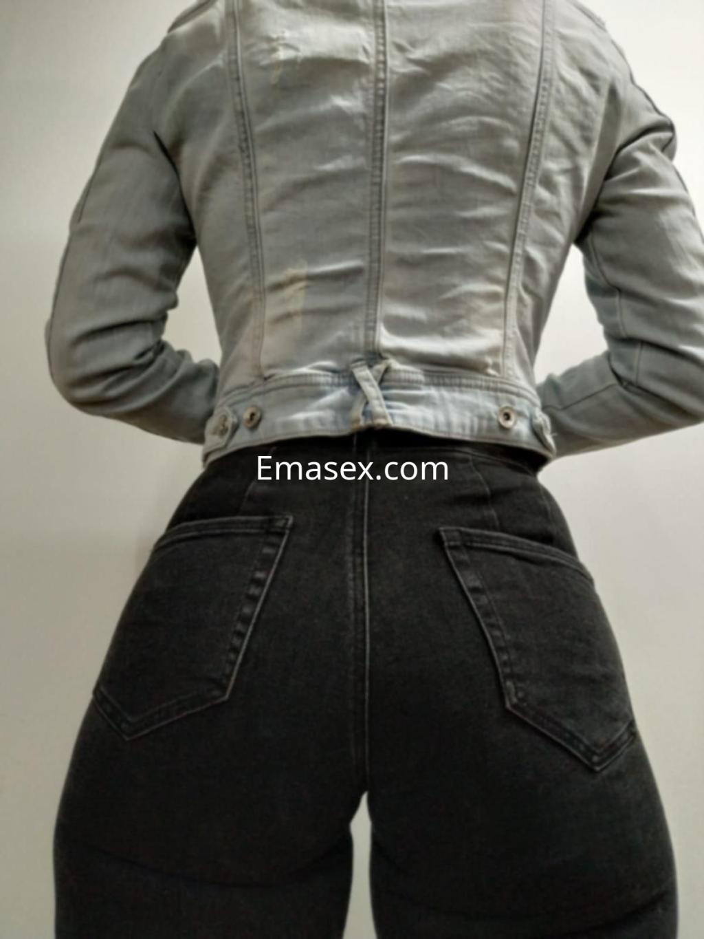 Escort de Burgos con chaqueta de mezclilla y jeans ajustados, mostrando un estilo moderno y atractivo.