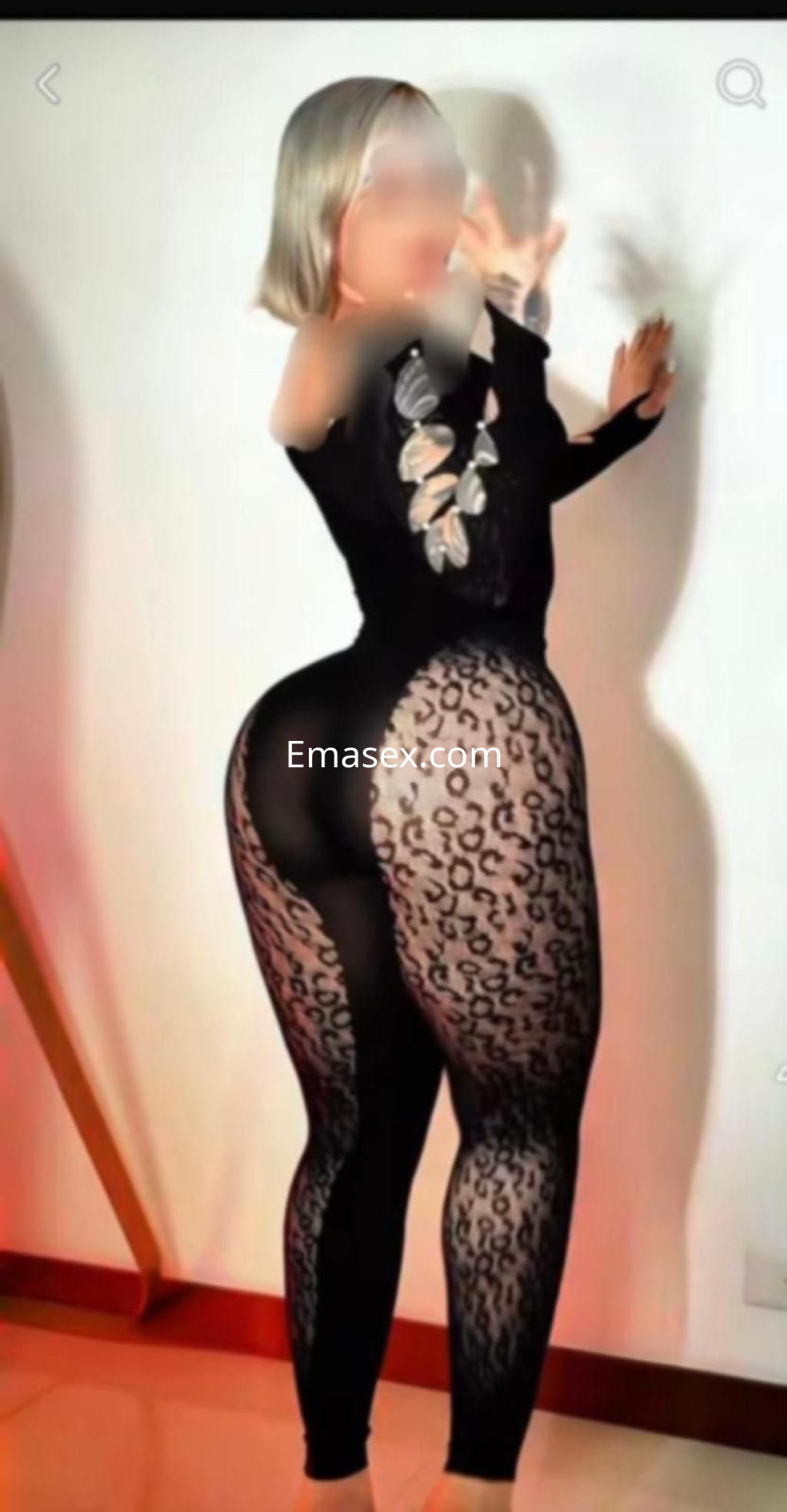 Puta en Cádiz luciendo un ajustado body negro con estampado de leopardo que resalta su figura.