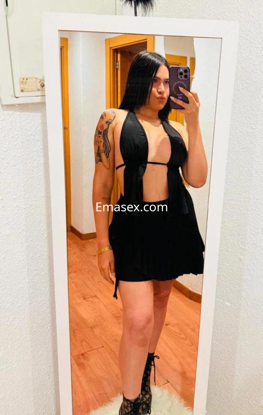 Puta de cabello oscuro y lacio, viste un vestido negro semitransparente en un ambiente interior de Las Palmas.