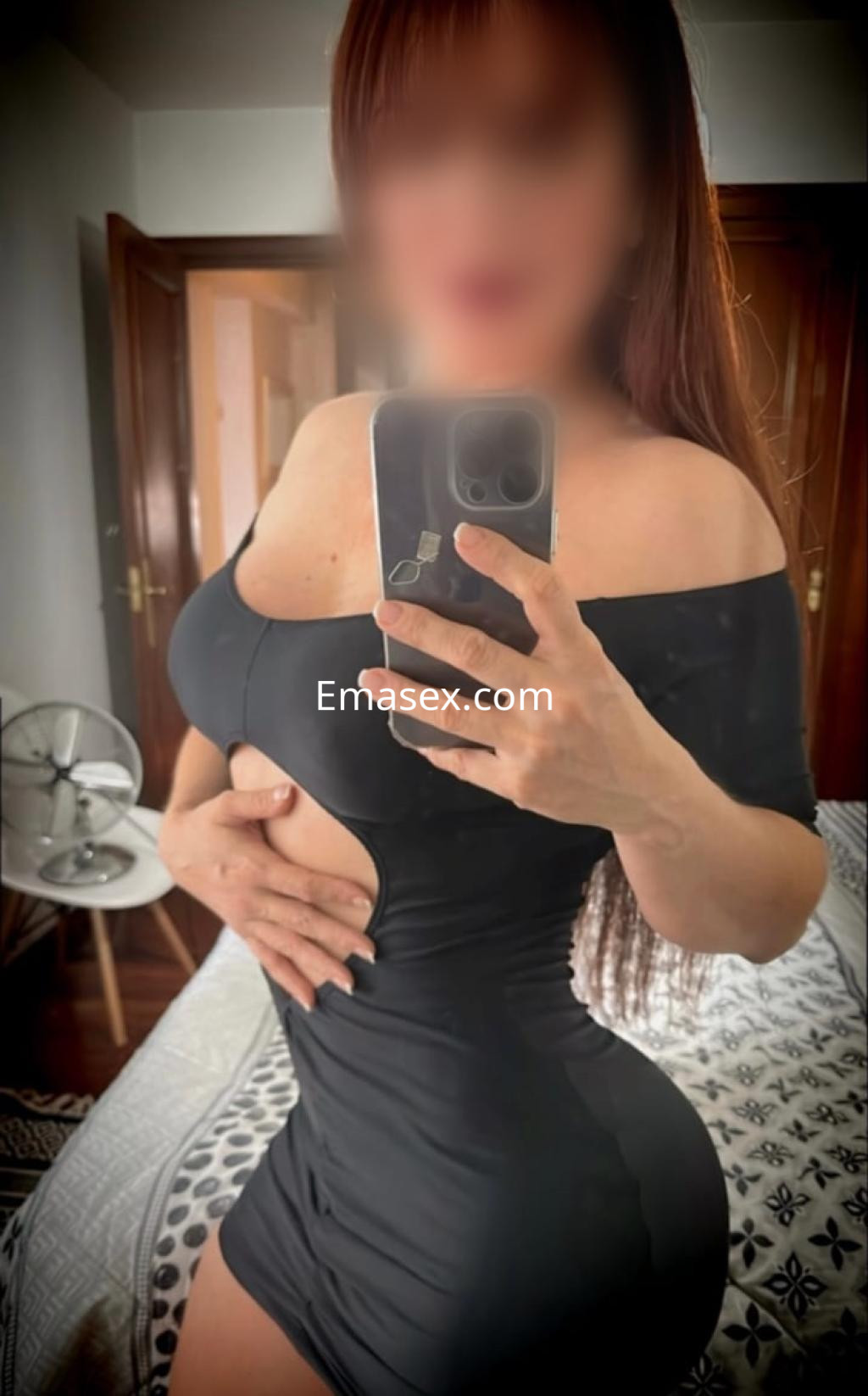 Puta en Pontevedra posa con un vestido negro ajustado que resalta su figura en un entorno interior.