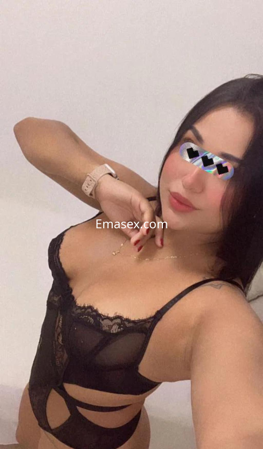 Puta posando con lencería negra y encaje en Almería, con cabello oscuro y una expresión seductora.