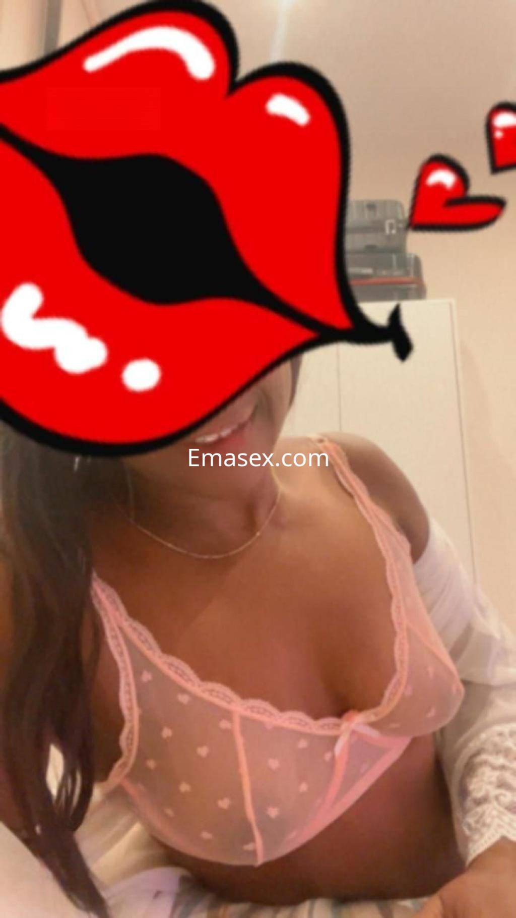 Escort en Madrid con lencería transparente de puntos, cabello largo y suelto, posando en un ambiente acogedor.