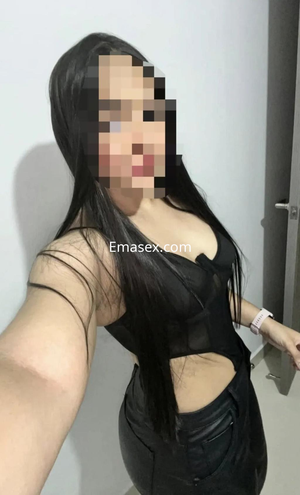 Escort en Málaga con cabello largo y lacio, vistiendo un top negro ajustado y pantalones de cuero.