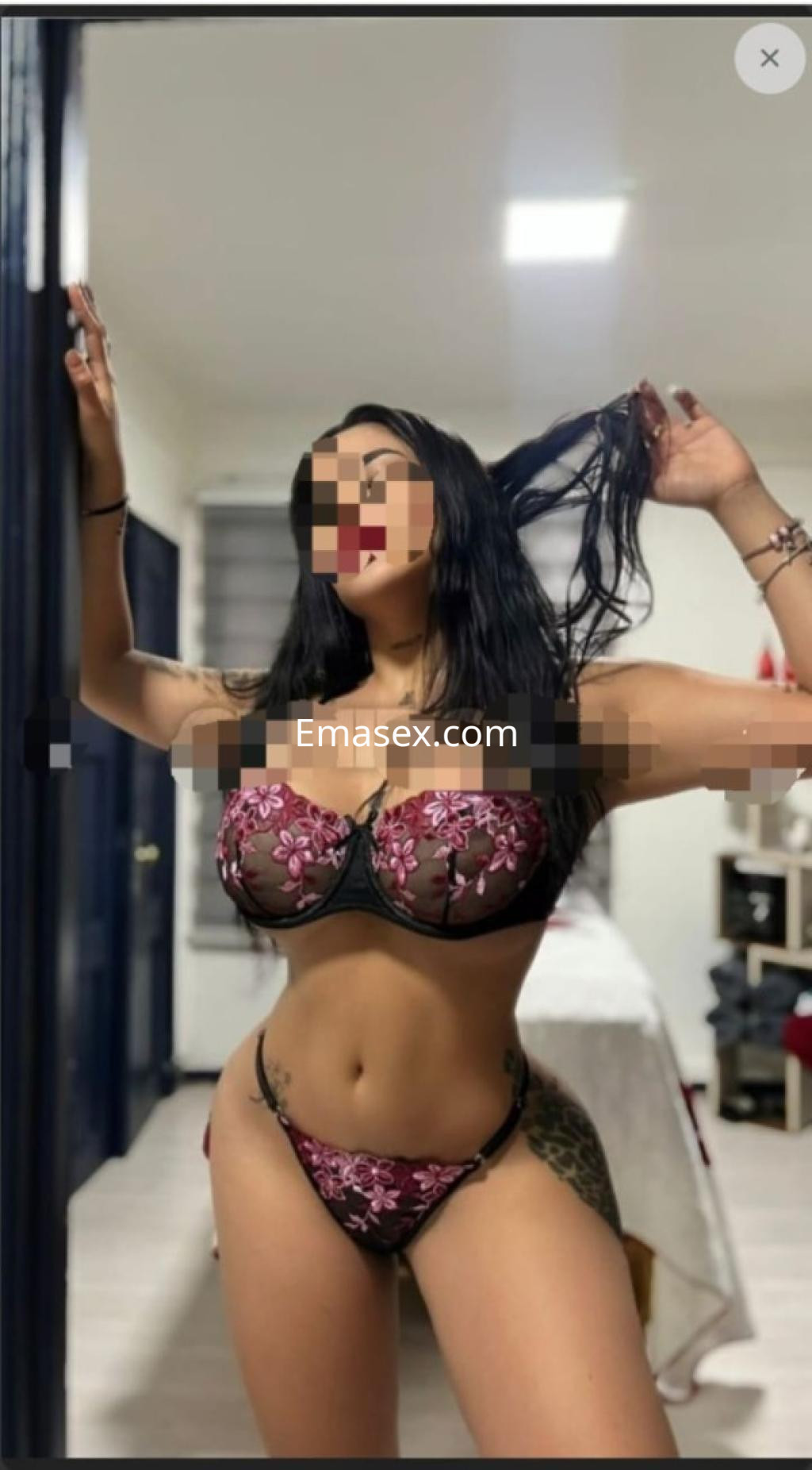 La puta posando con lencería negra con flores, en un ambiente interior de Pontevedra, mostrando su figura.
