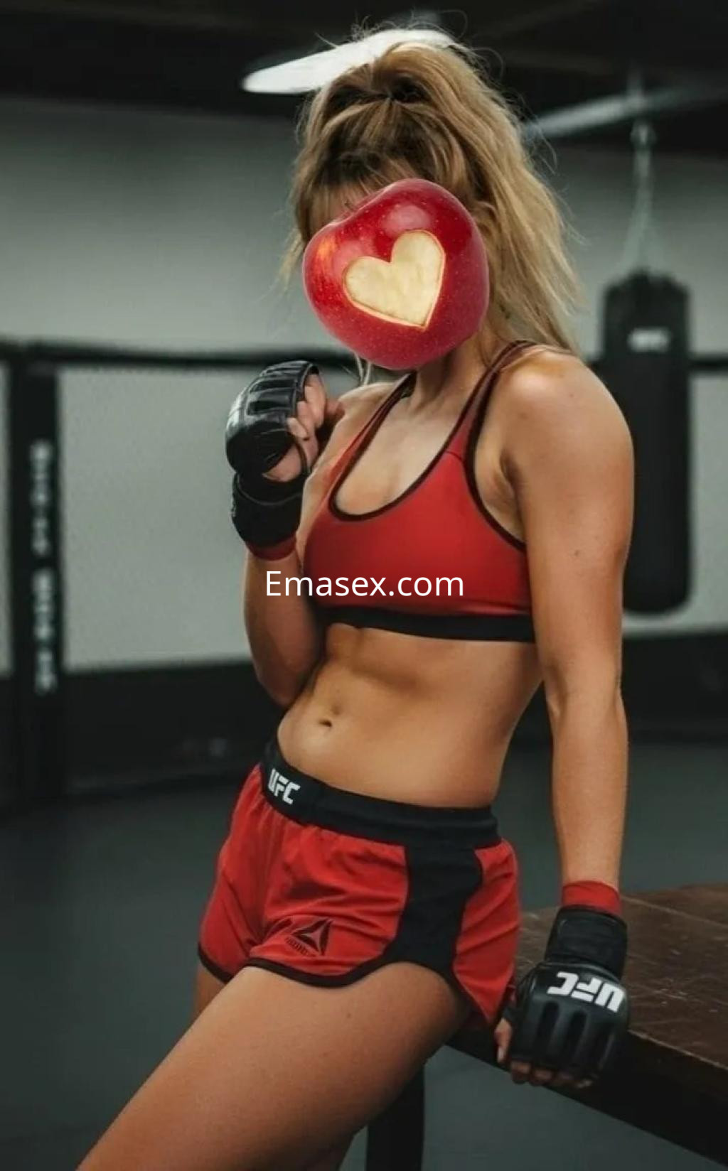 Escort en Oviedo con ropa deportiva roja y negra, en pose de entrenamiento, mostrando una figura atlética.